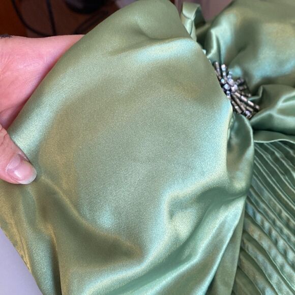 Betsy & Adam Apple Green Pleated Gown Size 2 - Picture 15 of 16
